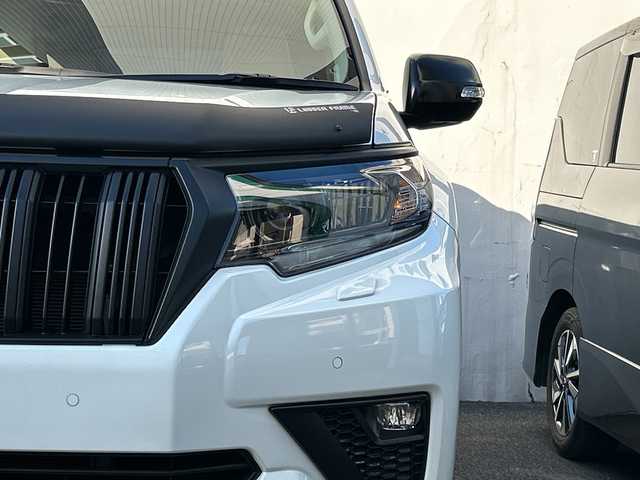 トヨタ ランドクルーザー プラド TX Lパッケージ マットブラED 埼玉県 2024(令6)年 2.6万km ホワイトパールクリスタルシャイン 登録時25540km/ワンオーナー/サンルーフ/4WD/純正ナビ/フルセグ/BT/USB/Miracast/アラウンドビューモニター/衝突被害軽減ブレーキ/レーンキープアシスト/BSM/レーザークルーズコントロール/コーナーセンサー/レザーシート/パワーシート（D＋N席）/シートヒーター/エアシート（D＋N席）/革巻きハンドル/ステアリングリモコン/ビルトインETC2.0/ドライブレコーダー（HDR002）/セカンドスタートモード/横滑り防止装置/プッシュスタート/オートライト/オートマチックハイビーム/電動格納ミラー/ウィンカーミラー/フロアマット/LEDヘッドライト/フォグランプ/純正18インチアルミホイール/スマートキー×2/保証書/取扱説明書/ナビ取扱説明書