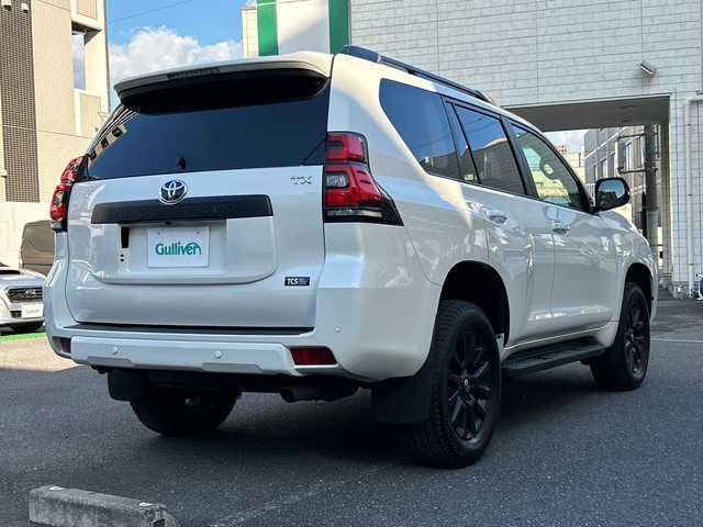 トヨタ ランドクルーザー プラド TX Lパッケージ マットブラED 埼玉県 2024(令6)年 2.6万km ホワイトパールクリスタルシャイン 登録時25540km/ワンオーナー/サンルーフ/4WD/純正ナビ/フルセグ/BT/USB/Miracast/アラウンドビューモニター/衝突被害軽減ブレーキ/レーンキープアシスト/BSM/レーザークルーズコントロール/コーナーセンサー/レザーシート/パワーシート（D＋N席）/シートヒーター/エアシート（D＋N席）/革巻きハンドル/ステアリングリモコン/ビルトインETC2.0/ドライブレコーダー（HDR002）/セカンドスタートモード/横滑り防止装置/プッシュスタート/オートライト/オートマチックハイビーム/電動格納ミラー/ウィンカーミラー/フロアマット/LEDヘッドライト/フォグランプ/純正18インチアルミホイール/スマートキー×2/保証書/取扱説明書/ナビ取扱説明書