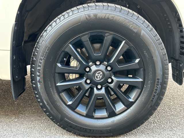 トヨタ ランドクルーザー プラド TX Lパッケージ マットブラED 埼玉県 2024(令6)年 2.6万km ホワイトパールクリスタルシャイン 登録時25540km/ワンオーナー/サンルーフ/4WD/純正ナビ/フルセグ/BT/USB/Miracast/アラウンドビューモニター/衝突被害軽減ブレーキ/レーンキープアシスト/BSM/レーザークルーズコントロール/コーナーセンサー/レザーシート/パワーシート（D＋N席）/シートヒーター/エアシート（D＋N席）/革巻きハンドル/ステアリングリモコン/ビルトインETC2.0/ドライブレコーダー（HDR002）/セカンドスタートモード/横滑り防止装置/プッシュスタート/オートライト/オートマチックハイビーム/電動格納ミラー/ウィンカーミラー/フロアマット/LEDヘッドライト/フォグランプ/純正18インチアルミホイール/スマートキー×2/保証書/取扱説明書/ナビ取扱説明書