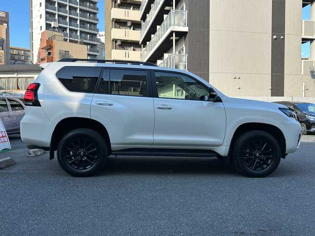 トヨタ ランドクルーザー プラド TX Lパッケージ マットブラED 埼玉県 2024(令6)年 2.6万km ホワイトパールクリスタルシャイン 登録時25540km/ワンオーナー/サンルーフ/4WD/純正ナビ/フルセグ/BT/USB/Miracast/アラウンドビューモニター/衝突被害軽減ブレーキ/レーンキープアシスト/BSM/レーザークルーズコントロール/コーナーセンサー/レザーシート/パワーシート（D＋N席）/シートヒーター/エアシート（D＋N席）/革巻きハンドル/ステアリングリモコン/ビルトインETC2.0/ドライブレコーダー（HDR002）/セカンドスタートモード/横滑り防止装置/プッシュスタート/オートライト/オートマチックハイビーム/電動格納ミラー/ウィンカーミラー/フロアマット/LEDヘッドライト/フォグランプ/純正18インチアルミホイール/スマートキー×2/保証書/取扱説明書/ナビ取扱説明書