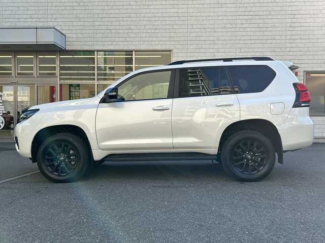 トヨタ ランドクルーザー プラド TX Lパッケージ マットブラED 埼玉県 2024(令6)年 2.6万km ホワイトパールクリスタルシャイン 登録時25540km/ワンオーナー/サンルーフ/4WD/純正ナビ/フルセグ/BT/USB/Miracast/アラウンドビューモニター/衝突被害軽減ブレーキ/レーンキープアシスト/BSM/レーザークルーズコントロール/コーナーセンサー/レザーシート/パワーシート（D＋N席）/シートヒーター/エアシート（D＋N席）/革巻きハンドル/ステアリングリモコン/ビルトインETC2.0/ドライブレコーダー（HDR002）/セカンドスタートモード/横滑り防止装置/プッシュスタート/オートライト/オートマチックハイビーム/電動格納ミラー/ウィンカーミラー/フロアマット/LEDヘッドライト/フォグランプ/純正18インチアルミホイール/スマートキー×2/保証書/取扱説明書/ナビ取扱説明書