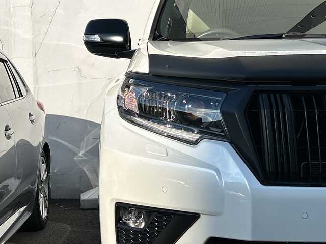 トヨタ ランドクルーザー プラド TX Lパッケージ マットブラED 埼玉県 2024(令6)年 2.6万km ホワイトパールクリスタルシャイン 登録時25540km/ワンオーナー/サンルーフ/4WD/純正ナビ/フルセグ/BT/USB/Miracast/アラウンドビューモニター/衝突被害軽減ブレーキ/レーンキープアシスト/BSM/レーザークルーズコントロール/コーナーセンサー/レザーシート/パワーシート（D＋N席）/シートヒーター/エアシート（D＋N席）/革巻きハンドル/ステアリングリモコン/ビルトインETC2.0/ドライブレコーダー（HDR002）/セカンドスタートモード/横滑り防止装置/プッシュスタート/オートライト/オートマチックハイビーム/電動格納ミラー/ウィンカーミラー/フロアマット/LEDヘッドライト/フォグランプ/純正18インチアルミホイール/スマートキー×2/保証書/取扱説明書/ナビ取扱説明書