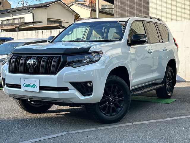 トヨタ ランドクルーザー プラド TX Lパッケージ マットブラED 埼玉県 2024(令6)年 2.6万km ホワイトパールクリスタルシャイン 登録時25540km/ワンオーナー/サンルーフ/4WD/純正ナビ/フルセグ/BT/USB/Miracast/アラウンドビューモニター/衝突被害軽減ブレーキ/レーンキープアシスト/BSM/レーザークルーズコントロール/コーナーセンサー/レザーシート/パワーシート（D＋N席）/シートヒーター/エアシート（D＋N席）/革巻きハンドル/ステアリングリモコン/ビルトインETC2.0/ドライブレコーダー（HDR002）/セカンドスタートモード/横滑り防止装置/プッシュスタート/オートライト/オートマチックハイビーム/電動格納ミラー/ウィンカーミラー/フロアマット/LEDヘッドライト/フォグランプ/純正18インチアルミホイール/スマートキー×2/保証書/取扱説明書/ナビ取扱説明書