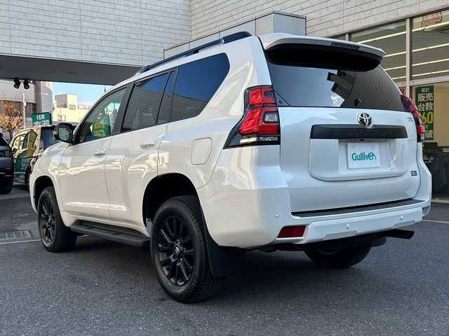 トヨタ ランドクルーザー プラド TX Lパッケージ マットブラED 埼玉県 2024(令6)年 2.6万km ホワイトパールクリスタルシャイン 登録時25540km/ワンオーナー/サンルーフ/4WD/純正ナビ/フルセグ/BT/USB/Miracast/アラウンドビューモニター/衝突被害軽減ブレーキ/レーンキープアシスト/BSM/レーザークルーズコントロール/コーナーセンサー/レザーシート/パワーシート（D＋N席）/シートヒーター/エアシート（D＋N席）/革巻きハンドル/ステアリングリモコン/ビルトインETC2.0/ドライブレコーダー（HDR002）/セカンドスタートモード/横滑り防止装置/プッシュスタート/オートライト/オートマチックハイビーム/電動格納ミラー/ウィンカーミラー/フロアマット/LEDヘッドライト/フォグランプ/純正18インチアルミホイール/スマートキー×2/保証書/取扱説明書/ナビ取扱説明書
