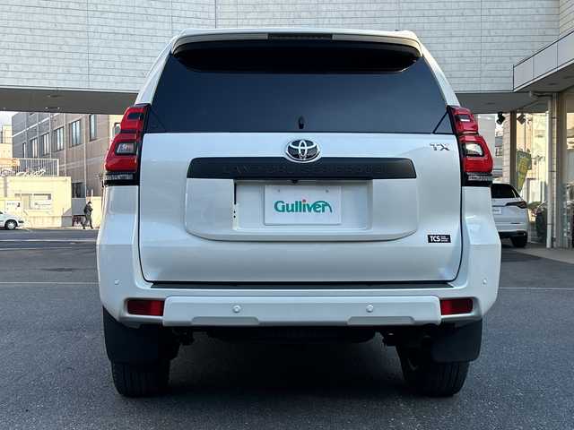 トヨタ ランドクルーザー プラド TX Lパッケージ マットブラED 埼玉県 2024(令6)年 2.6万km ホワイトパールクリスタルシャイン 登録時25540km/ワンオーナー/サンルーフ/4WD/純正ナビ/フルセグ/BT/USB/Miracast/アラウンドビューモニター/衝突被害軽減ブレーキ/レーンキープアシスト/BSM/レーザークルーズコントロール/コーナーセンサー/レザーシート/パワーシート（D＋N席）/シートヒーター/エアシート（D＋N席）/革巻きハンドル/ステアリングリモコン/ビルトインETC2.0/ドライブレコーダー（HDR002）/セカンドスタートモード/横滑り防止装置/プッシュスタート/オートライト/オートマチックハイビーム/電動格納ミラー/ウィンカーミラー/フロアマット/LEDヘッドライト/フォグランプ/純正18インチアルミホイール/スマートキー×2/保証書/取扱説明書/ナビ取扱説明書