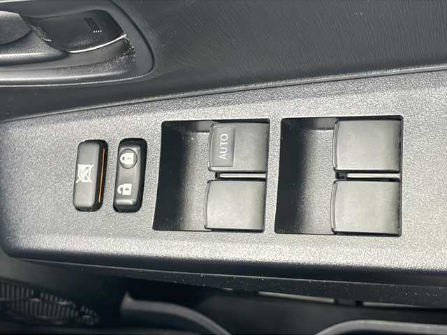 トヨタ ヴィッツ F 福島県 2013(平25)年 4.9万km ブラックマイカ 4WD 寒冷地仕様 純正ナビ フルセグTV Bluetooth CD再生 ETC 社外アルミホイール ワイパーデアイサー フォグランプ ドアバイザー フロアマット 電動格納ミラー リモコンキー