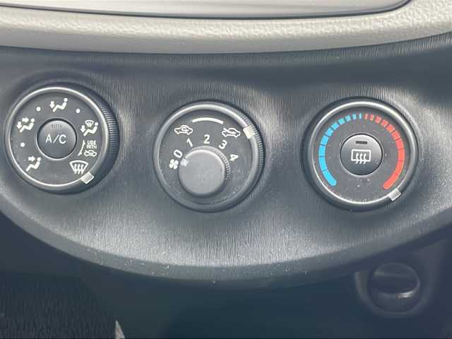 トヨタ ヴィッツ F 福島県 2013(平25)年 4.9万km ブラックマイカ 4WD 寒冷地仕様 純正ナビ フルセグTV Bluetooth CD再生 ETC 社外アルミホイール ワイパーデアイサー フォグランプ ドアバイザー フロアマット 電動格納ミラー リモコンキー