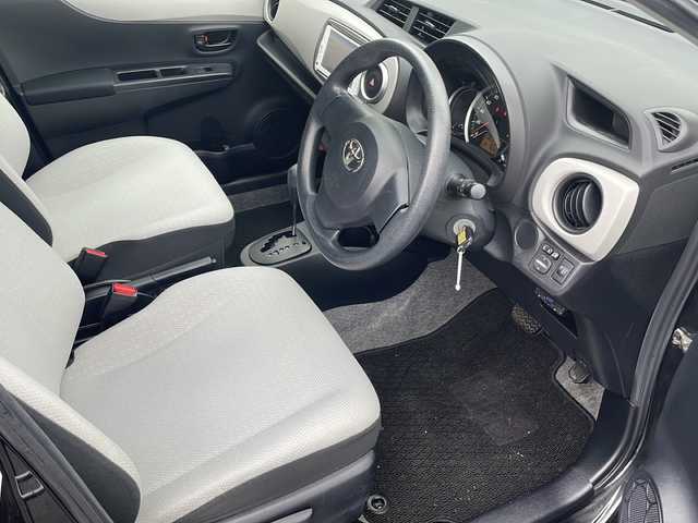 トヨタ ヴィッツ F 福島県 2013(平25)年 4.9万km ブラックマイカ 4WD 寒冷地仕様 純正ナビ フルセグTV Bluetooth CD再生 ETC 社外アルミホイール ワイパーデアイサー フォグランプ ドアバイザー フロアマット 電動格納ミラー リモコンキー