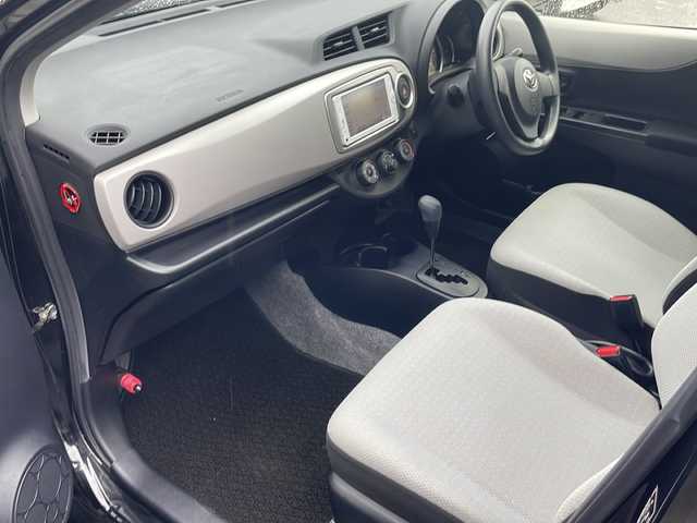 トヨタ ヴィッツ F 福島県 2013(平25)年 4.9万km ブラックマイカ 4WD 寒冷地仕様 純正ナビ フルセグTV Bluetooth CD再生 ETC 社外アルミホイール ワイパーデアイサー フォグランプ ドアバイザー フロアマット 電動格納ミラー リモコンキー