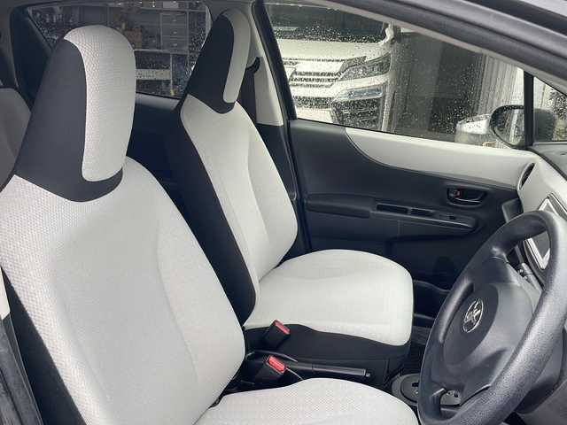 トヨタ ヴィッツ F 福島県 2013(平25)年 4.9万km ブラックマイカ 4WD 寒冷地仕様 純正ナビ フルセグTV Bluetooth CD再生 ETC 社外アルミホイール ワイパーデアイサー フォグランプ ドアバイザー フロアマット 電動格納ミラー リモコンキー