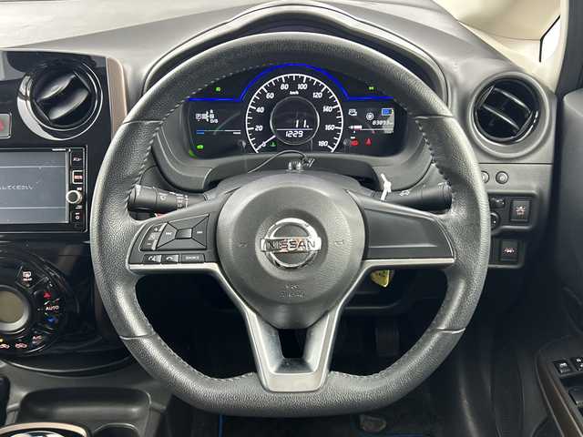日産 ノート e－パワー メダリスト 愛知県 2017(平29)年 8.4万km スーパーブラック 禁煙車/ワンオーナー/寒冷地仕様/純正７インチナビ/（フルセグTV/Bluetooth/ＡＭ/ＦＭ）/バックカメラ/衝突軽減ブレーキ/レーンキープアシスト/ＥＴＣ/ドライブレコーダー/ハーフレザーシート/アイドリングストップ/純正１５インチアルミホイール/スマートキー/スペアキー1本/プッシュスタート/ＬＥＤヘッドライト/横滑り防止装置/オートエアコン/純正フロアマット