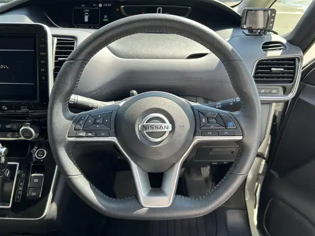 日産 セレナ ハイウェイスター V 和歌山県 2020(令2)年 3.4万km ブリリアントホワイトパール 純正ナビ/フルセグTV/アラウンドビューモニター/（BT/CD/DVD)/エマージェンシーブレーキ/プロパイロット/レーンキープ/ブラインドスポットモニター/横滑り防止装置/両側パワースライドドア/純正フロアマット/純正アルミホイール/ドライブレコーダー/ETC/LEDヘッドライト/フォグランプ/オートライト