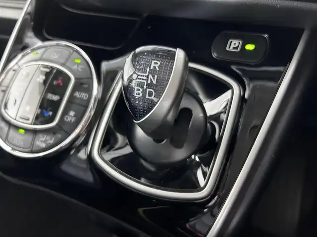 トヨタ エスクァイア ハイブリッド Gi 佐賀県 2015(平27)年 9.4万km スパークリングブラックパールクリスタルシャイン 純正９インチナビ【NSZT-Y64T】/（フルセグTV/CD/DVD/SD/BT/AM・FM）/純正１１インチ後席モニター/モデリスタエアロ（フロント・サイド・リアアンダー）/バックカメラ/衝突被害軽減システム/前後ドライブレコーダー/ハーフレザーシート/両側パワースライドドア/クルーズコントロール/ビルトインＥＴＣ/純正アルミホイール/純正フロアマット/純正LEDヘッドライト/オートライト/スペアキー×１