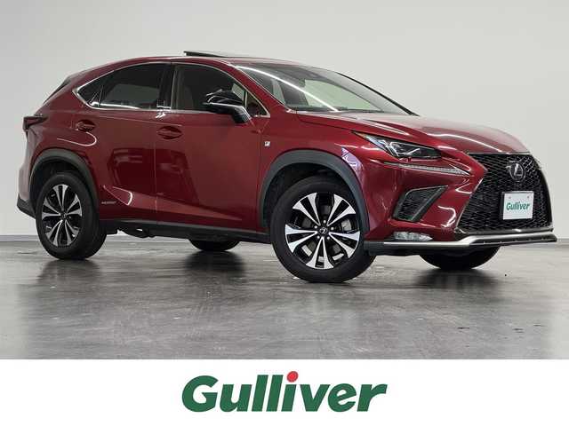 レクサス ＮＸ 300h Fスポーツ 三重県 2019(平31)年 5.3万km レッドマイカクリスタルシャイン ハイブリッド/FF/MTモード付フロアCVT/純正 10.3インチナビ/（AM/FM/CD/DVD/SDREC/SD/USB/Bluetooth/Miracast/AUX/TV）/【OP】パノラミックビューモニター/ドライブレコーダー 前方/ビルトインETC2.0/LEXUS Safety System＋/●プリクラッシュセーフティ/●レーンディパーチャーアラート/●アダプティブハイビームシステム/●レーダークルコン（全車速追従機能付）/・【OP】ブラインドスポットモニター＆リヤクロストラフィックアラート/・【OP】パーキングサポートブレーキ（静止物）/・タイヤ空気圧警告ディスプレイ表示/など/装備/・【OP】ムーンルーフ/・【OP】3眼LEDヘッドランプ/・【OP】本アルミオーナメントパネル（名栗調仕上げ・シルバー）/・ハンズフリーパワーバックドア/・Fスポーツ用本革スポーツシート（内装色：フレアレッド）/・シートヒーター＆ベンチレーション（D/N）/・ステアリングヒーター/・8wayパワーシート（Dランバーサポート付/N）/・AC100Vコンセント（100W）/・左右独立オートエアコン/・電子パーキングブレーキ＆ブレーキホールド/・純正18inAW/・保/取/ナビ取/・スマートキーx2/など