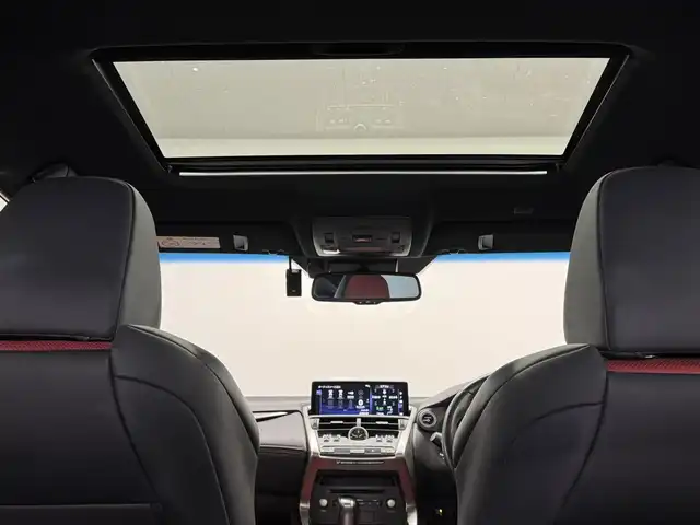 レクサス ＮＸ 300h Fスポーツ 三重県 2019(平31)年 5.3万km レッドマイカクリスタルシャイン ハイブリッド/FF/MTモード付フロアCVT/純正 10.3インチナビ/（AM/FM/CD/DVD/SDREC/SD/USB/Bluetooth/Miracast/AUX/TV）/【OP】パノラミックビューモニター/ドライブレコーダー 前方/ビルトインETC2.0/LEXUS Safety System＋/●プリクラッシュセーフティ/●レーンディパーチャーアラート/●アダプティブハイビームシステム/●レーダークルコン（全車速追従機能付）/・【OP】ブラインドスポットモニター＆リヤクロストラフィックアラート/・【OP】パーキングサポートブレーキ（静止物）/・タイヤ空気圧警告ディスプレイ表示/など/装備/・【OP】ムーンルーフ/・【OP】3眼LEDヘッドランプ/・【OP】本アルミオーナメントパネル（名栗調仕上げ・シルバー）/・ハンズフリーパワーバックドア/・Fスポーツ用本革スポーツシート（内装色：フレアレッド）/・シートヒーター＆ベンチレーション（D/N）/・ステアリングヒーター/・8wayパワーシート（Dランバーサポート付/N）/・AC100Vコンセント（100W）/・左右独立オートエアコン/・電子パーキングブレーキ＆ブレーキホールド/・純正18inAW/・保/取/ナビ取/・スマートキーx2/など