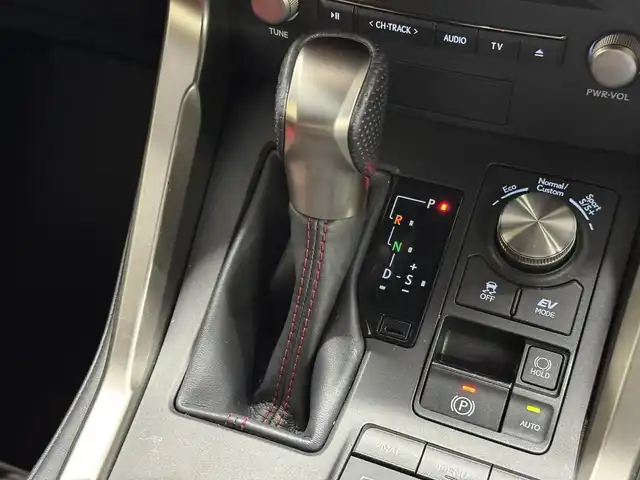 レクサス ＮＸ 300h Fスポーツ 三重県 2019(平31)年 5.3万km レッドマイカクリスタルシャイン ハイブリッド/FF/MTモード付フロアCVT/純正 10.3インチナビ/（AM/FM/CD/DVD/SDREC/SD/USB/Bluetooth/Miracast/AUX/TV）/【OP】パノラミックビューモニター/ドライブレコーダー 前方/ビルトインETC2.0/LEXUS Safety System＋/●プリクラッシュセーフティ/●レーンディパーチャーアラート/●アダプティブハイビームシステム/●レーダークルコン（全車速追従機能付）/・【OP】ブラインドスポットモニター＆リヤクロストラフィックアラート/・【OP】パーキングサポートブレーキ（静止物）/・タイヤ空気圧警告ディスプレイ表示/など/装備/・【OP】ムーンルーフ/・【OP】3眼LEDヘッドランプ/・【OP】本アルミオーナメントパネル（名栗調仕上げ・シルバー）/・ハンズフリーパワーバックドア/・Fスポーツ用本革スポーツシート（内装色：フレアレッド）/・シートヒーター＆ベンチレーション（D/N）/・ステアリングヒーター/・8wayパワーシート（Dランバーサポート付/N）/・AC100Vコンセント（100W）/・左右独立オートエアコン/・電子パーキングブレーキ＆ブレーキホールド/・純正18inAW/・保/取/ナビ取/・スマートキーx2/など