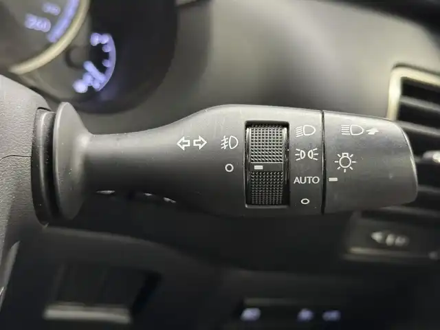 レクサス ＮＸ 300h Fスポーツ 三重県 2019(平31)年 5.3万km レッドマイカクリスタルシャイン ハイブリッド/FF/MTモード付フロアCVT/純正 10.3インチナビ/（AM/FM/CD/DVD/SDREC/SD/USB/Bluetooth/Miracast/AUX/TV）/【OP】パノラミックビューモニター/ドライブレコーダー 前方/ビルトインETC2.0/LEXUS Safety System＋/●プリクラッシュセーフティ/●レーンディパーチャーアラート/●アダプティブハイビームシステム/●レーダークルコン（全車速追従機能付）/・【OP】ブラインドスポットモニター＆リヤクロストラフィックアラート/・【OP】パーキングサポートブレーキ（静止物）/・タイヤ空気圧警告ディスプレイ表示/など/装備/・【OP】ムーンルーフ/・【OP】3眼LEDヘッドランプ/・【OP】本アルミオーナメントパネル（名栗調仕上げ・シルバー）/・ハンズフリーパワーバックドア/・Fスポーツ用本革スポーツシート（内装色：フレアレッド）/・シートヒーター＆ベンチレーション（D/N）/・ステアリングヒーター/・8wayパワーシート（Dランバーサポート付/N）/・AC100Vコンセント（100W）/・左右独立オートエアコン/・電子パーキングブレーキ＆ブレーキホールド/・純正18inAW/・保/取/ナビ取/・スマートキーx2/など