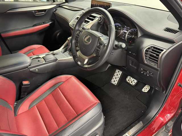 レクサス ＮＸ 300h Fスポーツ 三重県 2019(平31)年 5.3万km レッドマイカクリスタルシャイン ハイブリッド/FF/MTモード付フロアCVT/純正 10.3インチナビ/（AM/FM/CD/DVD/SDREC/SD/USB/Bluetooth/Miracast/AUX/TV）/【OP】パノラミックビューモニター/ドライブレコーダー 前方/ビルトインETC2.0/LEXUS Safety System＋/●プリクラッシュセーフティ/●レーンディパーチャーアラート/●アダプティブハイビームシステム/●レーダークルコン（全車速追従機能付）/・【OP】ブラインドスポットモニター＆リヤクロストラフィックアラート/・【OP】パーキングサポートブレーキ（静止物）/・タイヤ空気圧警告ディスプレイ表示/など/装備/・【OP】ムーンルーフ/・【OP】3眼LEDヘッドランプ/・【OP】本アルミオーナメントパネル（名栗調仕上げ・シルバー）/・ハンズフリーパワーバックドア/・Fスポーツ用本革スポーツシート（内装色：フレアレッド）/・シートヒーター＆ベンチレーション（D/N）/・ステアリングヒーター/・8wayパワーシート（Dランバーサポート付/N）/・AC100Vコンセント（100W）/・左右独立オートエアコン/・電子パーキングブレーキ＆ブレーキホールド/・純正18inAW/・保/取/ナビ取/・スマートキーx2/など