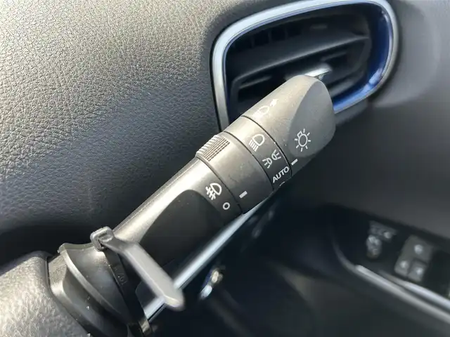 トヨタ プリウス A プレミアム　ツーリングセレ 島根県 2016(平28)年 5万km エモーショナルレッド ４WD/トヨタセーフティセンス/・衝突軽減ブレーキ/・アダプティブクルーズコントロール/・前後コーナーセンサー/・レーンディパーチャーアラート/純正9インチSDナビ/（フルセグTV/DVD再生・Bluetooth接続）/バックカメラ/前方ドライブレコーダー/ビルトインETC/レザーシート/フルエアロパーツ/置くだけ充電/ブラインドスポットモニター/運転席パワーシート/前席シートヒーター/オートハイビーム/スマートキー/純正LEDヘッドライト/純正１７インチアルミホイール/純正フロアマット