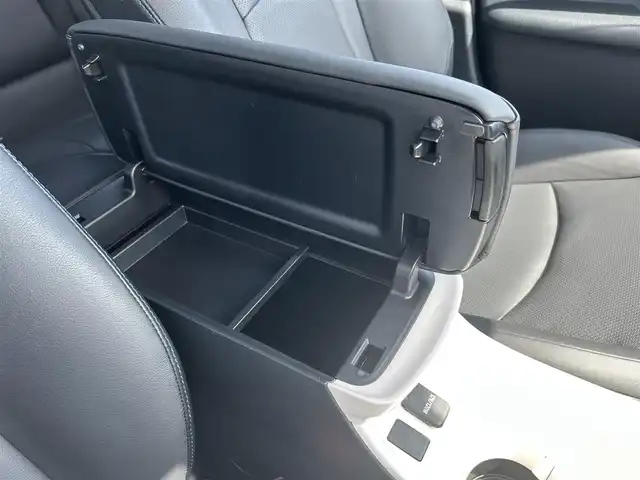 トヨタ プリウス A プレミアム　ツーリングセレ 島根県 2016(平28)年 5万km エモーショナルレッド ４WD/トヨタセーフティセンス/・衝突軽減ブレーキ/・アダプティブクルーズコントロール/・前後コーナーセンサー/・レーンディパーチャーアラート/純正9インチSDナビ/（フルセグTV/DVD再生・Bluetooth接続）/バックカメラ/前方ドライブレコーダー/ビルトインETC/レザーシート/フルエアロパーツ/置くだけ充電/ブラインドスポットモニター/運転席パワーシート/前席シートヒーター/オートハイビーム/スマートキー/純正LEDヘッドライト/純正１７インチアルミホイール/純正フロアマット