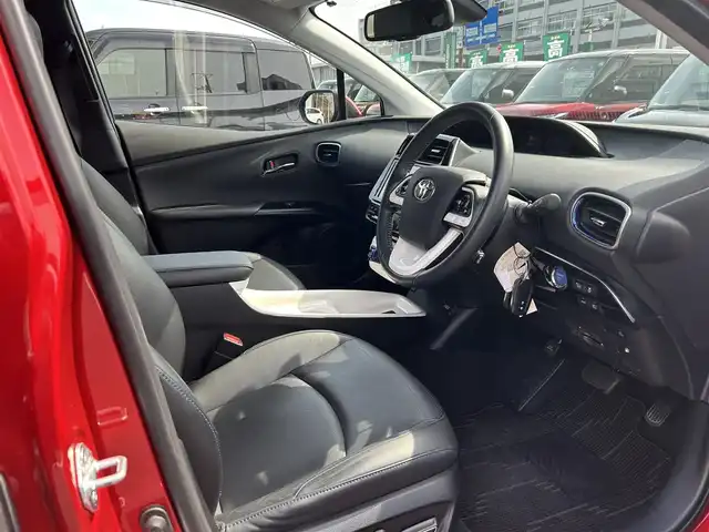 トヨタ プリウス A プレミアム　ツーリングセレ 島根県 2016(平28)年 5万km エモーショナルレッド ４WD/トヨタセーフティセンス/・衝突軽減ブレーキ/・アダプティブクルーズコントロール/・前後コーナーセンサー/・レーンディパーチャーアラート/純正9インチSDナビ/（フルセグTV/DVD再生・Bluetooth接続）/バックカメラ/前方ドライブレコーダー/ビルトインETC/レザーシート/フルエアロパーツ/置くだけ充電/ブラインドスポットモニター/運転席パワーシート/前席シートヒーター/オートハイビーム/スマートキー/純正LEDヘッドライト/純正１７インチアルミホイール/純正フロアマット