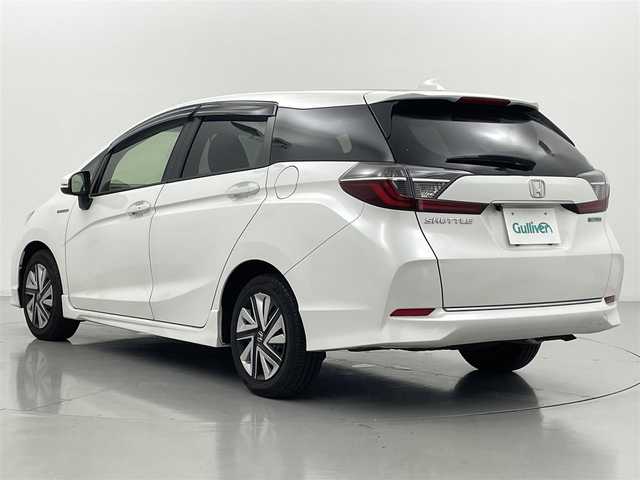 ホンダ シャトル ハイブリッド ホンダセンシング 熊本県 2020(令2)年 4万km プラチナホワイトパール 社外ナビMDV-D207BT（ＣＤ・ＢＴ）/ビルトインＥＴＣ　/社外前方ドライブレコーダー　/ホンダセンシング/・標識認識機能/・レーンキープアシスト/・路外逸脱制御機能/・アダブティブクルーズコントロール/・衝突軽減ブレーキ/・先行車発進お知らせ機能/横滑り防止/オートライト/スマートキー/プッシュスタート/スペアキー1本