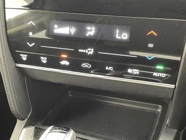 ホンダ シャトル ハイブリッド ホンダセンシング 熊本県 2020(令2)年 4万km プラチナホワイトパール 社外ナビMDV-D207BT（ＣＤ・ＢＴ）/ビルトインＥＴＣ　/社外前方ドライブレコーダー　/ホンダセンシング/・標識認識機能/・レーンキープアシスト/・路外逸脱制御機能/・アダブティブクルーズコントロール/・衝突軽減ブレーキ/・先行車発進お知らせ機能/横滑り防止/オートライト/スマートキー/プッシュスタート/スペアキー1本