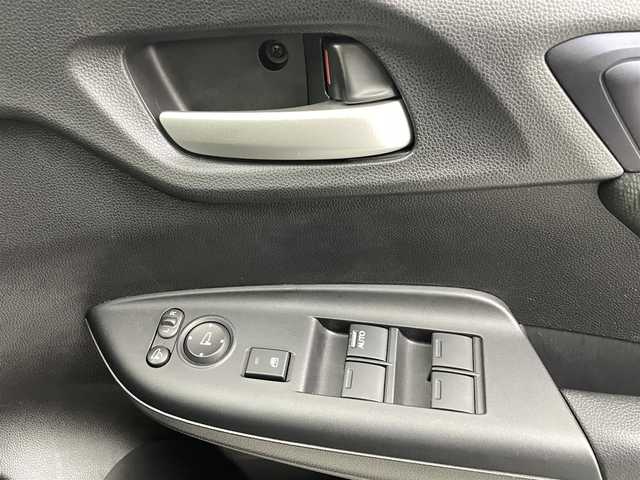 ホンダ シャトル ハイブリッド ホンダセンシング 熊本県 2020(令2)年 4万km プラチナホワイトパール 社外ナビMDV-D207BT（ＣＤ・ＢＴ）/ビルトインＥＴＣ　/社外前方ドライブレコーダー　/ホンダセンシング/・標識認識機能/・レーンキープアシスト/・路外逸脱制御機能/・アダブティブクルーズコントロール/・衝突軽減ブレーキ/・先行車発進お知らせ機能/横滑り防止/オートライト/スマートキー/プッシュスタート/スペアキー1本