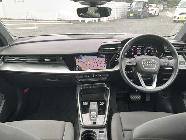 アウディ Ａ３ セダン 30TFSI アドバンスド 東京都 2022(令4)年 1.3万km グレイシアホワイトメタリック コンビニエンス＆アシスタンスパッケージ/アダプティブクルーズコントロール/ワンオーナー/メモリナビ/バックカメラ/ETC2.0/プッシュスタート/保証書/取説書/スペアスマートキー