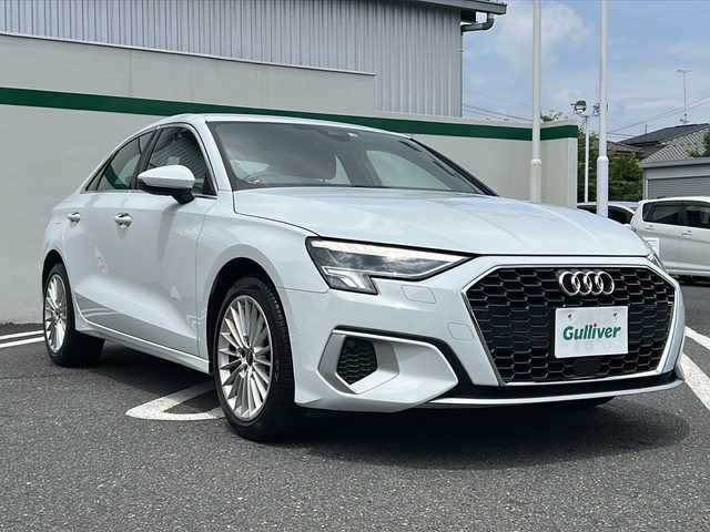 アウディ Ａ３ セダン 30TFSI アドバンスド 東京都 2022(令4)年 1.3万km グレイシアホワイトメタリック コンビニエンス＆アシスタンスパッケージ/アダプティブクルーズコントロール/ワンオーナー/メモリナビ/バックカメラ/ETC2.0/プッシュスタート/保証書/取説書/スペアスマートキー