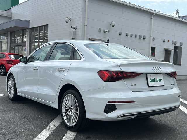 アウディ Ａ３ セダン 30TFSI アドバンスド 東京都 2022(令4)年 1.3万km グレイシアホワイトメタリック コンビニエンス＆アシスタンスパッケージ/アダプティブクルーズコントロール/ワンオーナー/メモリナビ/バックカメラ/ETC2.0/プッシュスタート/保証書/取説書/スペアスマートキー