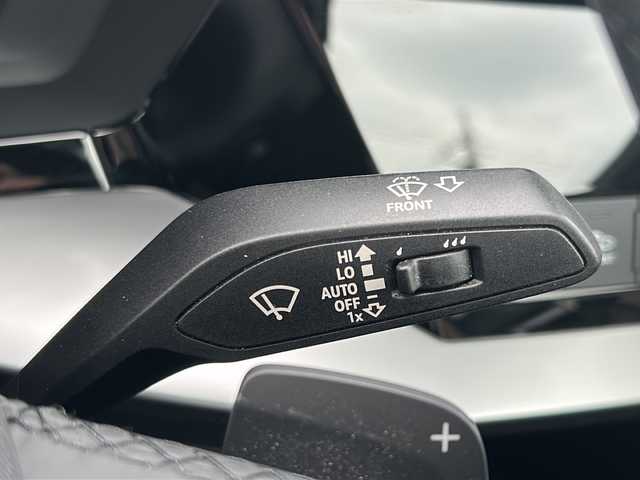アウディ Ａ３ セダン 30TFSI アドバンスド 東京都 2022(令4)年 1.3万km グレイシアホワイトメタリック コンビニエンス＆アシスタンスパッケージ/アダプティブクルーズコントロール/ワンオーナー/メモリナビ/バックカメラ/ETC2.0/プッシュスタート/保証書/取説書/スペアスマートキー