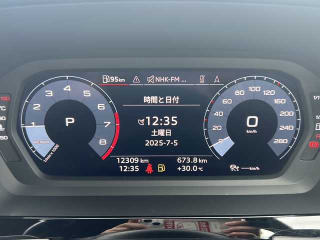 アウディ Ａ３ セダン 30TFSI アドバンスド 東京都 2022(令4)年 1.3万km グレイシアホワイトメタリック コンビニエンス＆アシスタンスパッケージ/アダプティブクルーズコントロール/ワンオーナー/メモリナビ/バックカメラ/ETC2.0/プッシュスタート/保証書/取説書/スペアスマートキー
