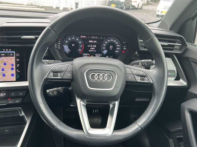アウディ Ａ３ セダン 30TFSI アドバンスド 東京都 2022(令4)年 1.3万km グレイシアホワイトメタリック コンビニエンス＆アシスタンスパッケージ/アダプティブクルーズコントロール/ワンオーナー/メモリナビ/バックカメラ/ETC2.0/プッシュスタート/保証書/取説書/スペアスマートキー
