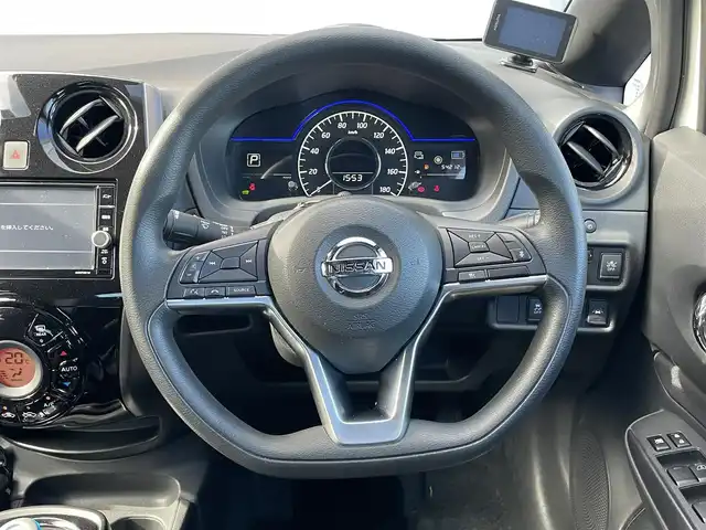 日産 ノート e－パワー X Bアロー 千葉県 2020(令2)年 5.5万km ブリリアントホワイトパール/スーパーブラック 2トーン 純正メモリナビ　/全方位カメラ　/Ｂｌｕｅｔｏｏｔｈ接続あり　/ＣＤ／ＤＶＤ　/ＥＴＣ　/衝突被害軽減ブレーキ　/レーンキープアシスト　/コーナーセンサー　/純正ダークメタリックアルミホイール　/ステアリングスイッチ