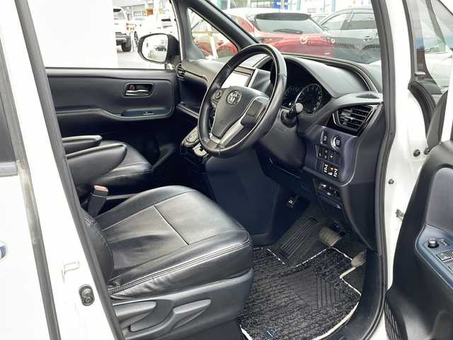 トヨタ ヴォクシー ZS 煌Ⅱ 道北・旭川 2016(平28)年 5.8万km ホワイトパールクリスタルシャイン ・４WD/・禁煙車/・寒冷地仕様/・ワンオーナー/・社外エンジンスターター/・純正SDナビ/CD/DVD/SD/フルセグTV/BT/・両側電動スライドドア/・バックカメラ/・PCS/・LDA/・黒革シートカバー/・オートマチックハイビーム/・オートライト/・LEDヘッドライト/・リアヒーター/・ワイパーデアイサー/・アイドリングストップ/・ECOモード切替スイッチ/・純正フロアマット/・ビルトインETC/・保証書＆取扱説明書