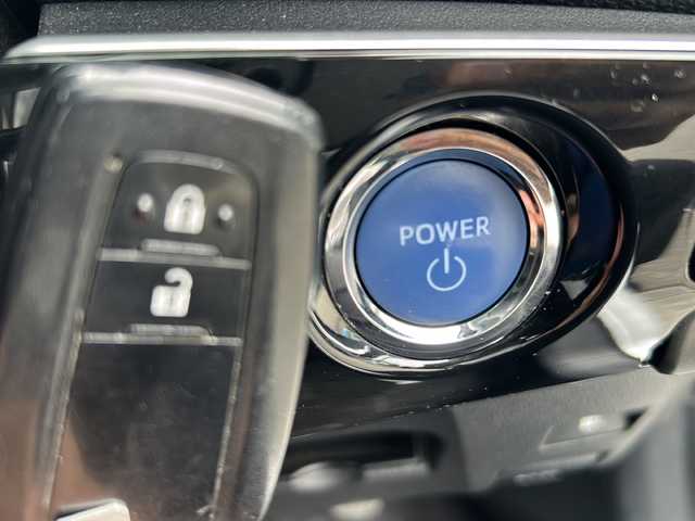 トヨタ プリウス S 福島県 2018(平30)年 6.2万km シルバーM 4WD ナビ バックカメラ ワンセグTV 横滑り防止 衝突軽減 車両逸脱警報 コーナーセンサー クルーズコントロール追従 ETC オートライト 純正LEDライト 純正マット スマートキー スペアキー
