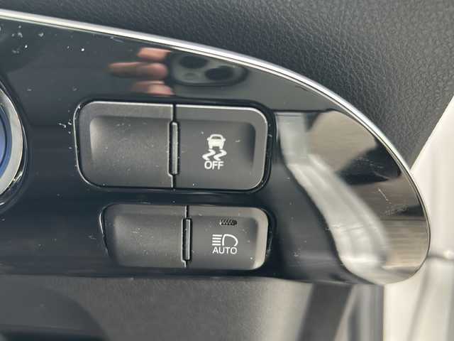 トヨタ プリウス S 福島県 2018(平30)年 6.2万km シルバーM 4WD ナビ バックカメラ ワンセグTV 横滑り防止 衝突軽減 車両逸脱警報 コーナーセンサー クルーズコントロール追従 ETC オートライト 純正LEDライト 純正マット スマートキー スペアキー