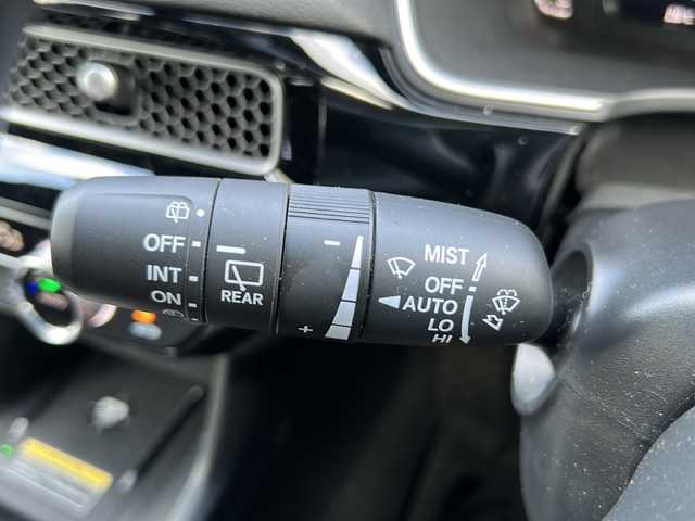 ホンダ シビック e:HEV 大阪府 2023(令5)年 3.1万km プレミアムクリスタルレッドM ワンオーナー/純正メモリナビ/・FM/AM/Bluetooth/・フルセグテレビ/ETC2.0/前後ドライブレコーダー/バックカメラ/ワイヤレス充電器/衝突軽減ブレーキ/レーンキープアシスト/革巻きステアリング/ステアリングリモコン/パドルシフト/シートヒーター（D席+N席）/コーナーセンサー/LEDヘッドライト/オートライト/オートエアコン/スマートキー×2/プッシュスタートボタン/12V電源/USBジャック/純正18インチアルミホイール/純正フロアマット/取扱説明書/保証書