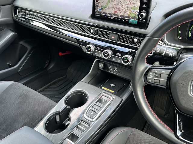 ホンダ シビック e:HEV 大阪府 2023(令5)年 3.1万km プレミアムクリスタルレッドM ワンオーナー/純正メモリナビ/・FM/AM/Bluetooth/・フルセグテレビ/ETC2.0/前後ドライブレコーダー/バックカメラ/ワイヤレス充電器/衝突軽減ブレーキ/レーンキープアシスト/革巻きステアリング/ステアリングリモコン/パドルシフト/シートヒーター（D席+N席）/コーナーセンサー/LEDヘッドライト/オートライト/オートエアコン/スマートキー×2/プッシュスタートボタン/12V電源/USBジャック/純正18インチアルミホイール/純正フロアマット/取扱説明書/保証書
