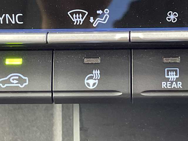 トヨタ ヴォクシー ハイブリッド S－Z 愛知県 2022(令4)年 2.1万km ホワイトパールクリスタルシャイン 純正ディスプレイオーディオ/・Bluetooth接続/・フルセグ/・AppleCarplay/AndroidAuto/・CD/快適利便パッケージ（Ｈｉｇｈ）/・ハンズフリーデュアルパワースライドドア（挟み込み防止機能付）/・パワーバックドア（挟み込み防止機能/停止位置メモリー機能/パワーバックドアスイッチ〈車両サイド〉付）/・ステアリングヒーター/・キャプテンシート/パノラミックビューモニター/ビルトインＥＴＣ2.0/前後型ドライブレコーダー/前席、２列目シートヒーター/トヨタセーフティセンス/・プリクラッシュセーフティ/・レーダークルーズコントロール/・RCTA（リアクロストラフィックディテクション）/・踏み間違い防止/・レーンキープアシスト/パーキングアシスト/LEDオートライト/オートハイビーム/100V充電/前後コーナーセンサー/純正フロアマット/純正アルミホイール/モデリスタフルエアロ