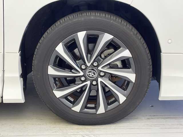 トヨタ ヴォクシー ハイブリッド S－Z 愛知県 2022(令4)年 2.1万km ホワイトパールクリスタルシャイン 純正ディスプレイオーディオ/・Bluetooth接続/・フルセグ/・AppleCarplay/AndroidAuto/・CD/快適利便パッケージ（Ｈｉｇｈ）/・ハンズフリーデュアルパワースライドドア（挟み込み防止機能付）/・パワーバックドア（挟み込み防止機能/停止位置メモリー機能/パワーバックドアスイッチ〈車両サイド〉付）/・ステアリングヒーター/・キャプテンシート/パノラミックビューモニター/ビルトインＥＴＣ2.0/前後型ドライブレコーダー/前席、２列目シートヒーター/トヨタセーフティセンス/・プリクラッシュセーフティ/・レーダークルーズコントロール/・RCTA（リアクロストラフィックディテクション）/・踏み間違い防止/・レーンキープアシスト/パーキングアシスト/LEDオートライト/オートハイビーム/100V充電/前後コーナーセンサー/純正フロアマット/純正アルミホイール/モデリスタフルエアロ