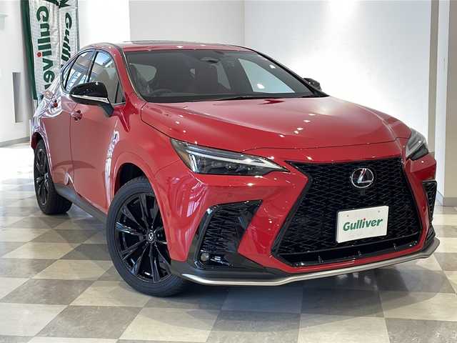 レクサス ＮＸ 350h Fスポーツ 福井県 2023(令5)年 0.4万km マダーレッド 禁煙車/ワンオーナー/パノラマルーフ/マークレビンソン/純正14インチコネクティッドナビ/フルセグTV/BT/CD/DVD/USB/パノラミックビューモニター/セーフティシステム/・プリクラッシュセーフティ/・レーダークルーズコントロール/・レーントレーシングアシスト/・アダプティブハイビームシステム	/・ロードサインアシスト/・プロアクティブドライビングアシスト/・クリアランスソナー/・ブラインドスポットモニター/ITS CONNETCT/ETC2.0/前後ドライブレコーダー/デジタルインナーミラー/置くだけ充電/カラーヘッドアップディスプレイ/フレアレッド本革スポーツシート/運転席・助手席ベンチレーション機能/本革ステアリング(パドルシフト付)/ステアリングヒーター/全席シートヒーター/前席エアシート/後席6：4分割可倒式シート(電動格納機能付)/パワーバックドア/3眼LEDヘッドライト/純正20インチアルミホイール/F SPORTオレンジブレーキキャリパー/スカッフイルミネーション/リアバンパーステップガード/ロングラゲージマット/純正バブボルト・ロックナット