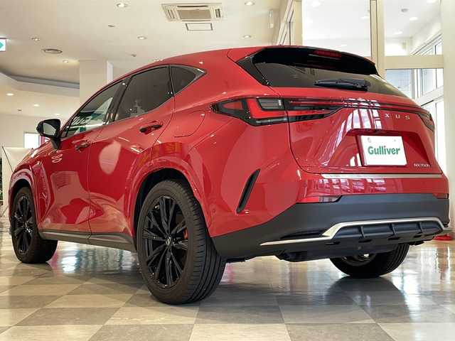 レクサス ＮＸ 350h Fスポーツ 福井県 2023(令5)年 0.4万km マダーレッド 禁煙車/ワンオーナー/パノラマルーフ/マークレビンソン/純正14インチコネクティッドナビ/フルセグTV/BT/CD/DVD/USB/パノラミックビューモニター/セーフティシステム/・プリクラッシュセーフティ/・レーダークルーズコントロール/・レーントレーシングアシスト/・アダプティブハイビームシステム	/・ロードサインアシスト/・プロアクティブドライビングアシスト/・クリアランスソナー/・ブラインドスポットモニター/ITS CONNETCT/ETC2.0/前後ドライブレコーダー/デジタルインナーミラー/置くだけ充電/カラーヘッドアップディスプレイ/フレアレッド本革スポーツシート/運転席・助手席ベンチレーション機能/本革ステアリング(パドルシフト付)/ステアリングヒーター/全席シートヒーター/前席エアシート/後席6：4分割可倒式シート(電動格納機能付)/パワーバックドア/3眼LEDヘッドライト/純正20インチアルミホイール/F SPORTオレンジブレーキキャリパー/スカッフイルミネーション/リアバンパーステップガード/ロングラゲージマット/純正バブボルト・ロックナット