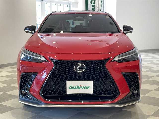 レクサス ＮＸ 350h Fスポーツ 福井県 2023(令5)年 0.4万km マダーレッド 禁煙車/ワンオーナー/パノラマルーフ/マークレビンソン/純正14インチコネクティッドナビ/フルセグTV/BT/CD/DVD/USB/パノラミックビューモニター/セーフティシステム/・プリクラッシュセーフティ/・レーダークルーズコントロール/・レーントレーシングアシスト/・アダプティブハイビームシステム	/・ロードサインアシスト/・プロアクティブドライビングアシスト/・クリアランスソナー/・ブラインドスポットモニター/ITS CONNETCT/ETC2.0/前後ドライブレコーダー/デジタルインナーミラー/置くだけ充電/カラーヘッドアップディスプレイ/フレアレッド本革スポーツシート/運転席・助手席ベンチレーション機能/本革ステアリング(パドルシフト付)/ステアリングヒーター/全席シートヒーター/前席エアシート/後席6：4分割可倒式シート(電動格納機能付)/パワーバックドア/3眼LEDヘッドライト/純正20インチアルミホイール/F SPORTオレンジブレーキキャリパー/スカッフイルミネーション/リアバンパーステップガード/ロングラゲージマット/純正バブボルト・ロックナット