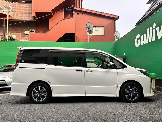 トヨタ ノア Si ダブルバイビー 東京都 2018(平30)年 4.6万km ホワイトパールクリスタルシャイン 純正9型SDナビ【NSZT-Y66T】/(Bluetooth/フルセグTV)/バックカメラ/純正12.1型後席モニター【V12T-R66C】/セーフティーセンスC/・プリクラッシュセーフティー/・レーンディパーチャーアラート/・オートマチックハイビーム/・先行車発進告知機能/クルーズコントロール/両側パワースライドドア/左右独立温度調整オートエアコン/純正フロアマット/ETC2.0/新車時保証書/取扱説明書/スペアキー×1