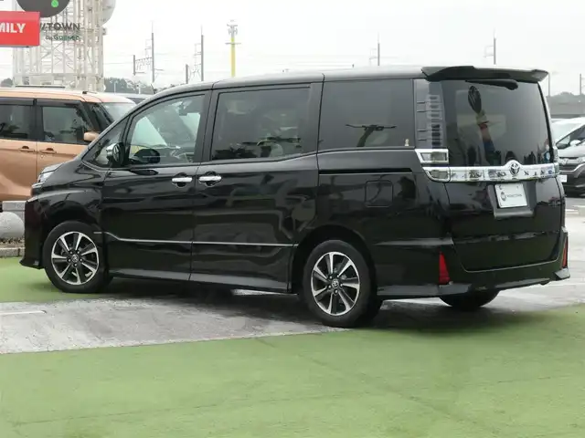 トヨタ ヴォクシー ZS 煌Ⅱ 千葉県 2019(平31)年 5.2万km ブラック 205/60R16/Toyota Safety Sense/・プリクラッシュセーフティ/・レーンディパーチャーアラート/・オートハイビーム/クルーズコントロール/両側パワースライドドア/純正SDナビ/地デジTV/【DVD/CD再生機能　Bluetooth接続】/バックカメラ/フリップダウンモニター/ドライブレコーダー（前後撮影）/革巻きステアリング/ETC/LEDヘッドライト/フォグライト/ウインカーミラー/クリアランスソナー/純正16インチアルミホイル/スマートキー