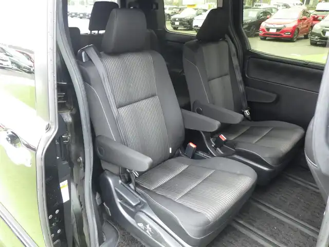 トヨタ ヴォクシー ZS 煌Ⅱ 千葉県 2019(平31)年 5.2万km ブラック 205/60R16/Toyota Safety Sense/・プリクラッシュセーフティ/・レーンディパーチャーアラート/・オートハイビーム/クルーズコントロール/両側パワースライドドア/純正SDナビ/地デジTV/【DVD/CD再生機能　Bluetooth接続】/バックカメラ/フリップダウンモニター/ドライブレコーダー（前後撮影）/革巻きステアリング/ETC/LEDヘッドライト/フォグライト/ウインカーミラー/クリアランスソナー/純正16インチアルミホイル/スマートキー