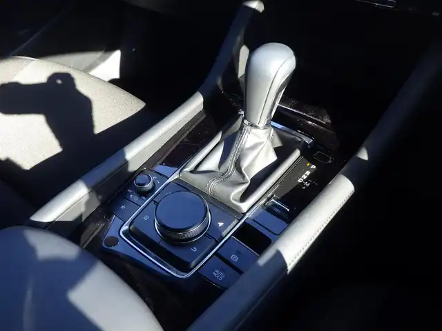 マツダ マツダ３セダン 20S プロアクティブ 千葉県 2019(令1)年 1.5万km マシーングレープレミアムM スマートブレーキサポート/ブラインドスポットモニタリング/レーンキープ・アシスト・システム/アクティブ・ドライビング・ディスプレイ/純正SDナビ/地デジTV/【DVD/CD再生機能　Bluetooth接続】/【Apple CarPlay　Android Auto対応】/バックカメラ/革巻きステアリング/ステアリングヒーター/ステアリングスイッチ/運転席パワーシート/前席シートヒーター/ETC/LEDヘッドライト/ウインカーミラー/コーナーセンサー/純正18インチアルミホイル/サイド/カーテンエアバッグ/アドバンストキーレスエントリー