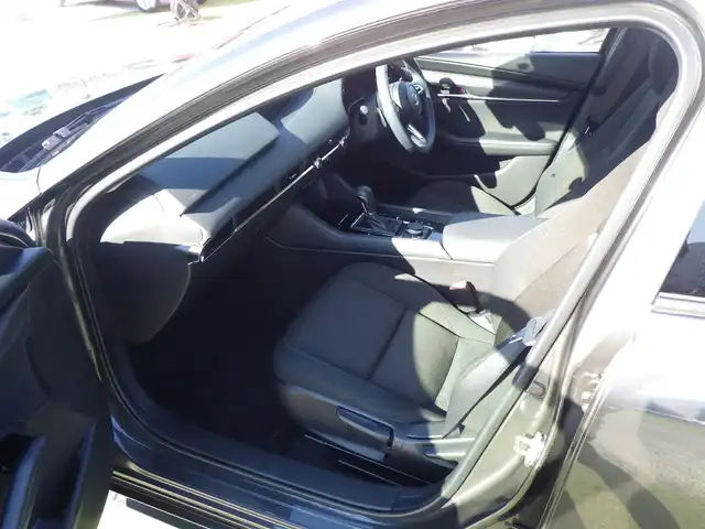 マツダ マツダ３セダン 20S プロアクティブ 千葉県 2019(令1)年 1.5万km マシーングレープレミアムM スマートブレーキサポート/ブラインドスポットモニタリング/レーンキープ・アシスト・システム/アクティブ・ドライビング・ディスプレイ/純正SDナビ/地デジTV/【DVD/CD再生機能　Bluetooth接続】/【Apple CarPlay　Android Auto対応】/バックカメラ/革巻きステアリング/ステアリングヒーター/ステアリングスイッチ/運転席パワーシート/前席シートヒーター/ETC/LEDヘッドライト/ウインカーミラー/コーナーセンサー/純正18インチアルミホイル/サイド/カーテンエアバッグ/アドバンストキーレスエントリー